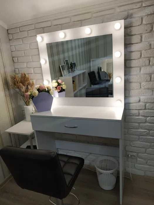 Стіл із дзеркалом. Стіл візажиста з підсвічуванням.