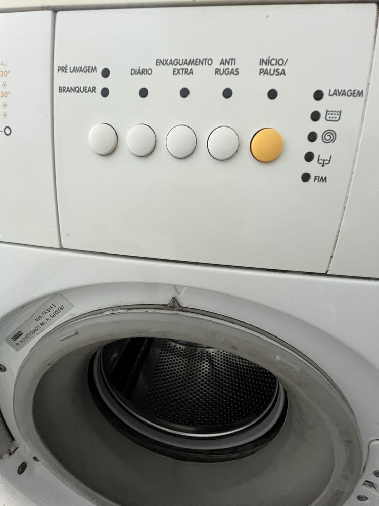 Máquina de lavar roupa 6kg Zanussi
