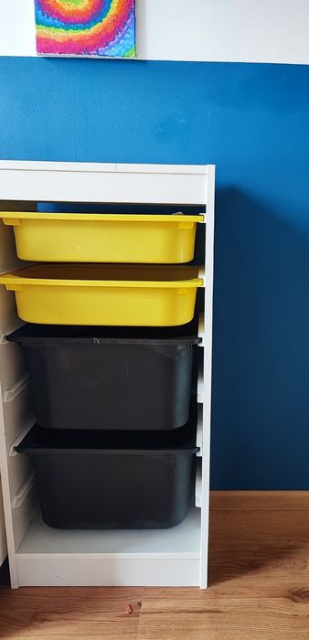 Regał Ikea Trofast z pojemnikami