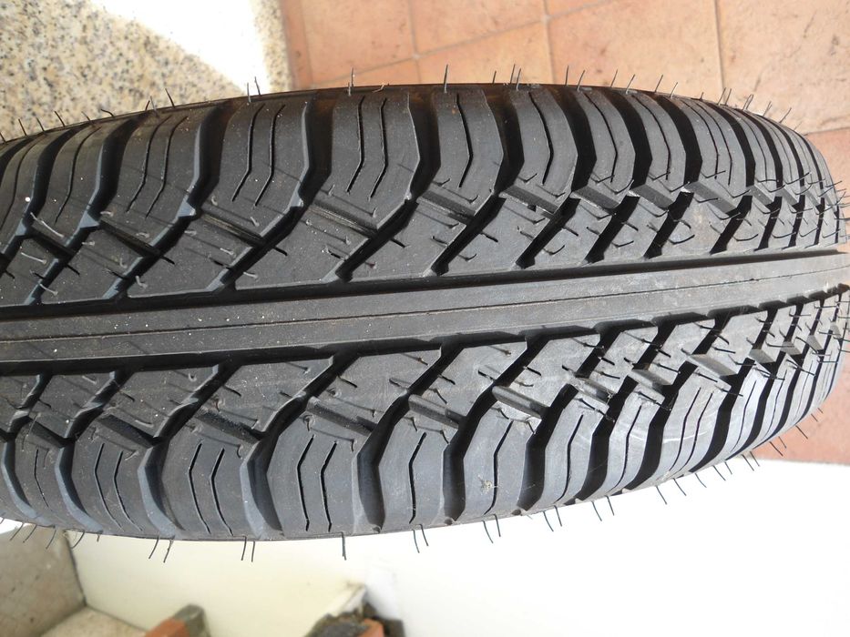 Pneu 145 / R12 NOVO Marca Debica