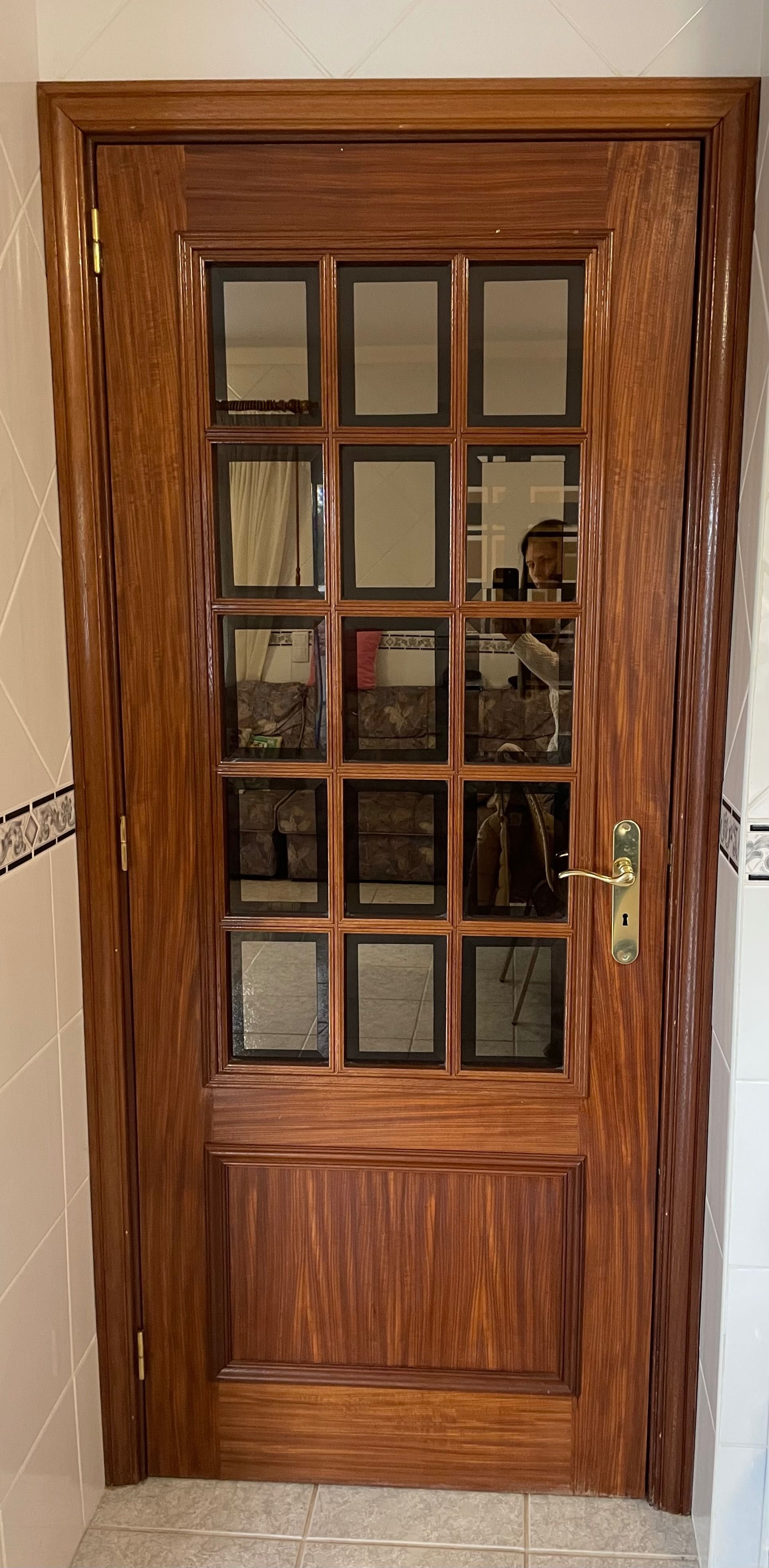 Portas interiores com aros e ferragens