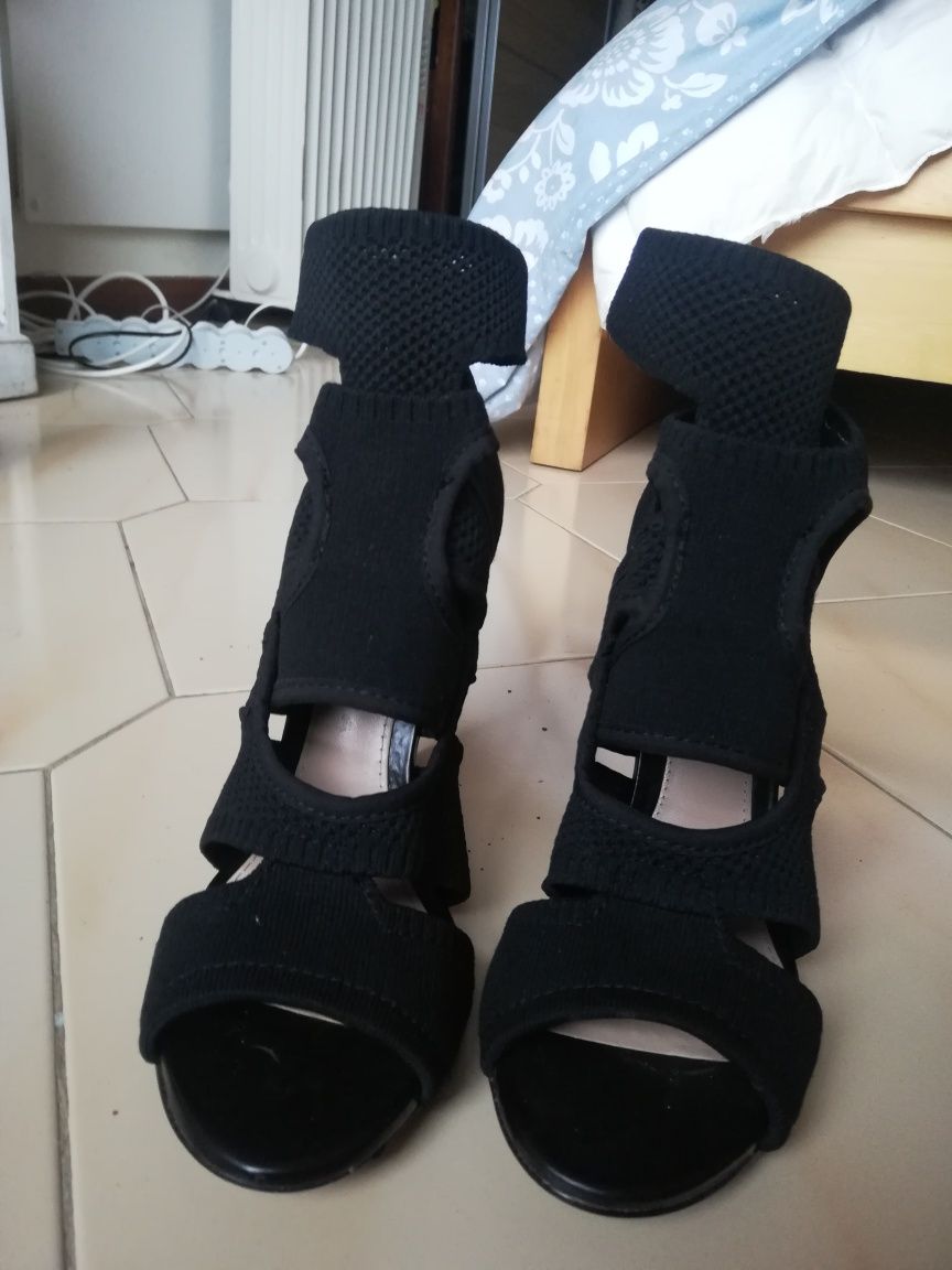 Sandálias altas Zara