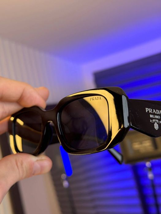 Сонцезахисні окуляри Prada