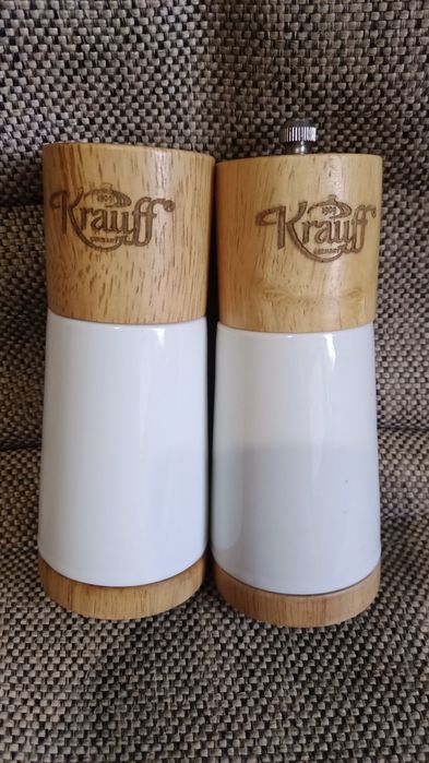 Мельница для специй (перца) и солонка для соли.