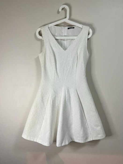 Rozkloszowana biała sukienka ze złotymi akcentami Orsay 38 bride