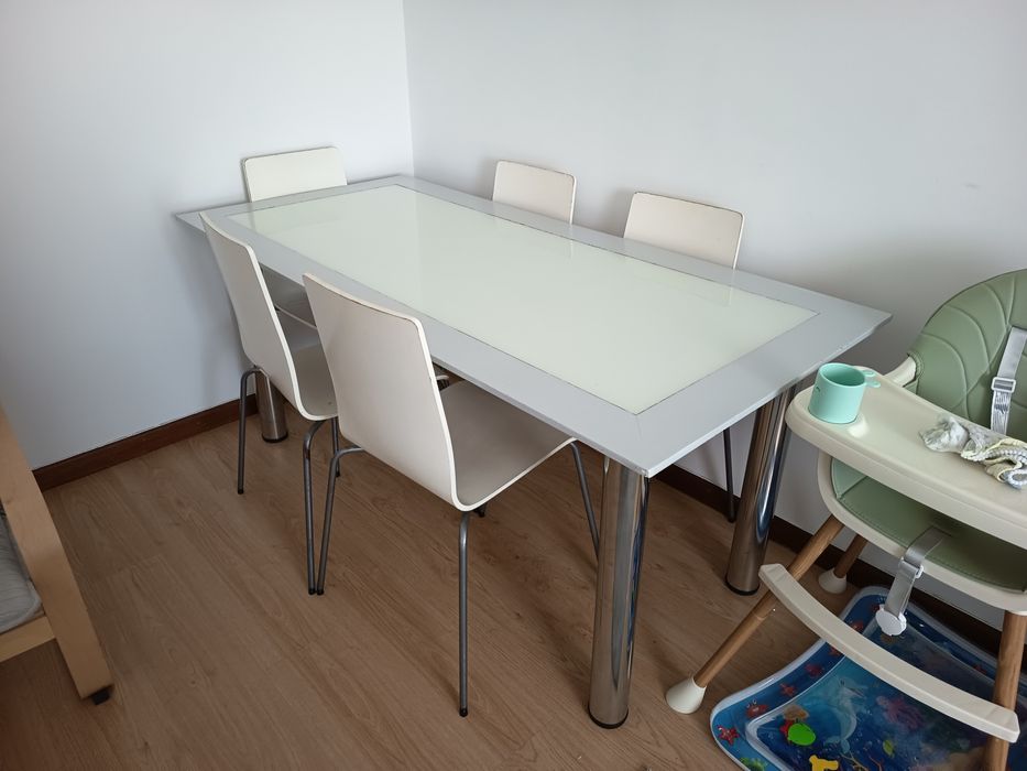 Mesa 1.70m x 0.7m (Cadeiras gratuitas)