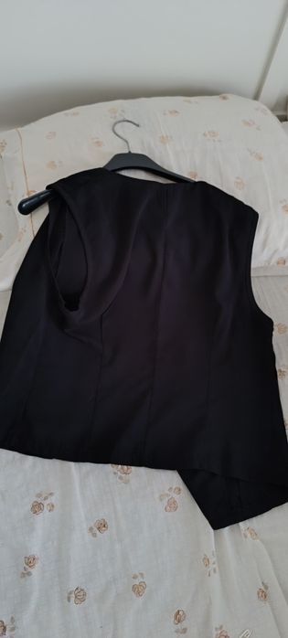 Colete preto com botões bege tamanho M. Novo. Marca Shein