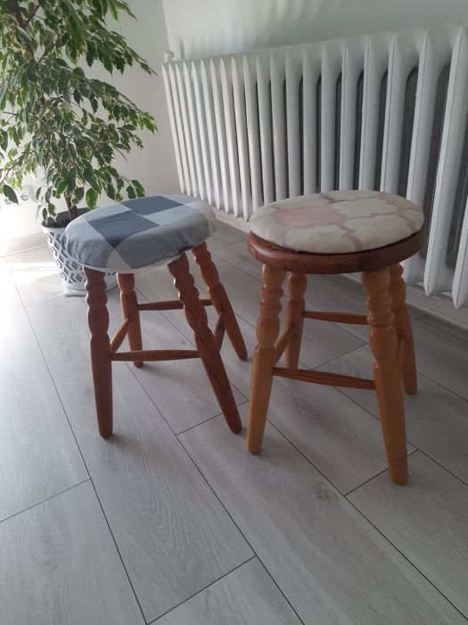 Taboret kuchenny nogi toczone dwa Taborety z poduchami