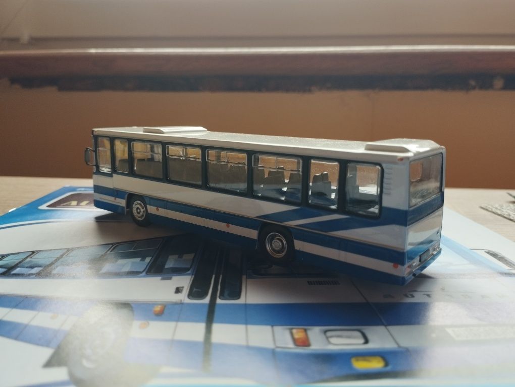 Deagostini model autobusu z serii Kultowe Autobusy PRL-u. Model Autos