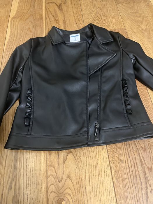 Sprzedam czarna kurtke ze skory ekologicznej rozm 140