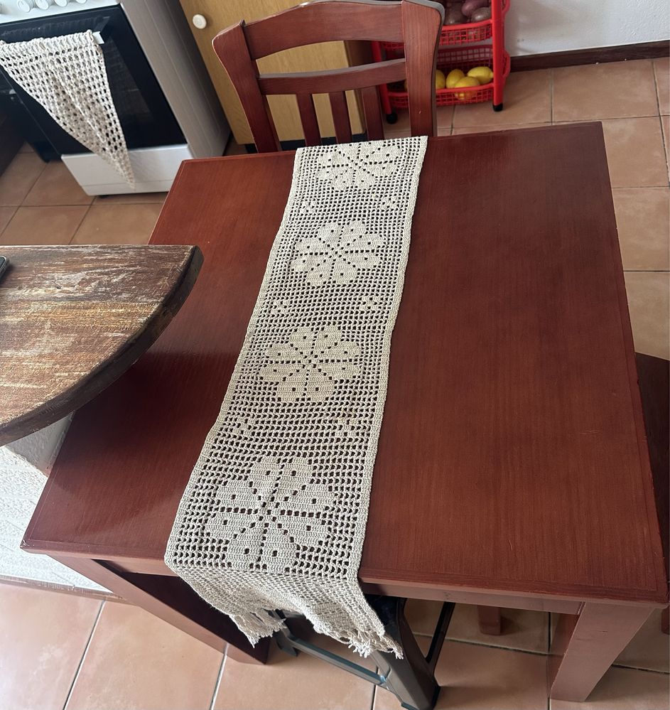 Mesa de madeira com 2 cadeiras 1 banquinho de plástico.