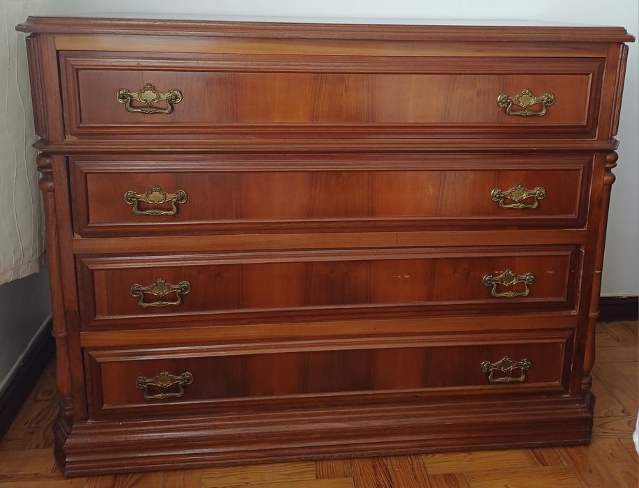 Cómoda de madeira maciça