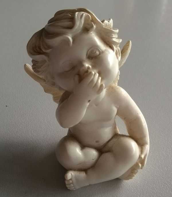 Figurki Aniołków Figurka Aniołek biały siedzący uśmiechnięty maluch7cm