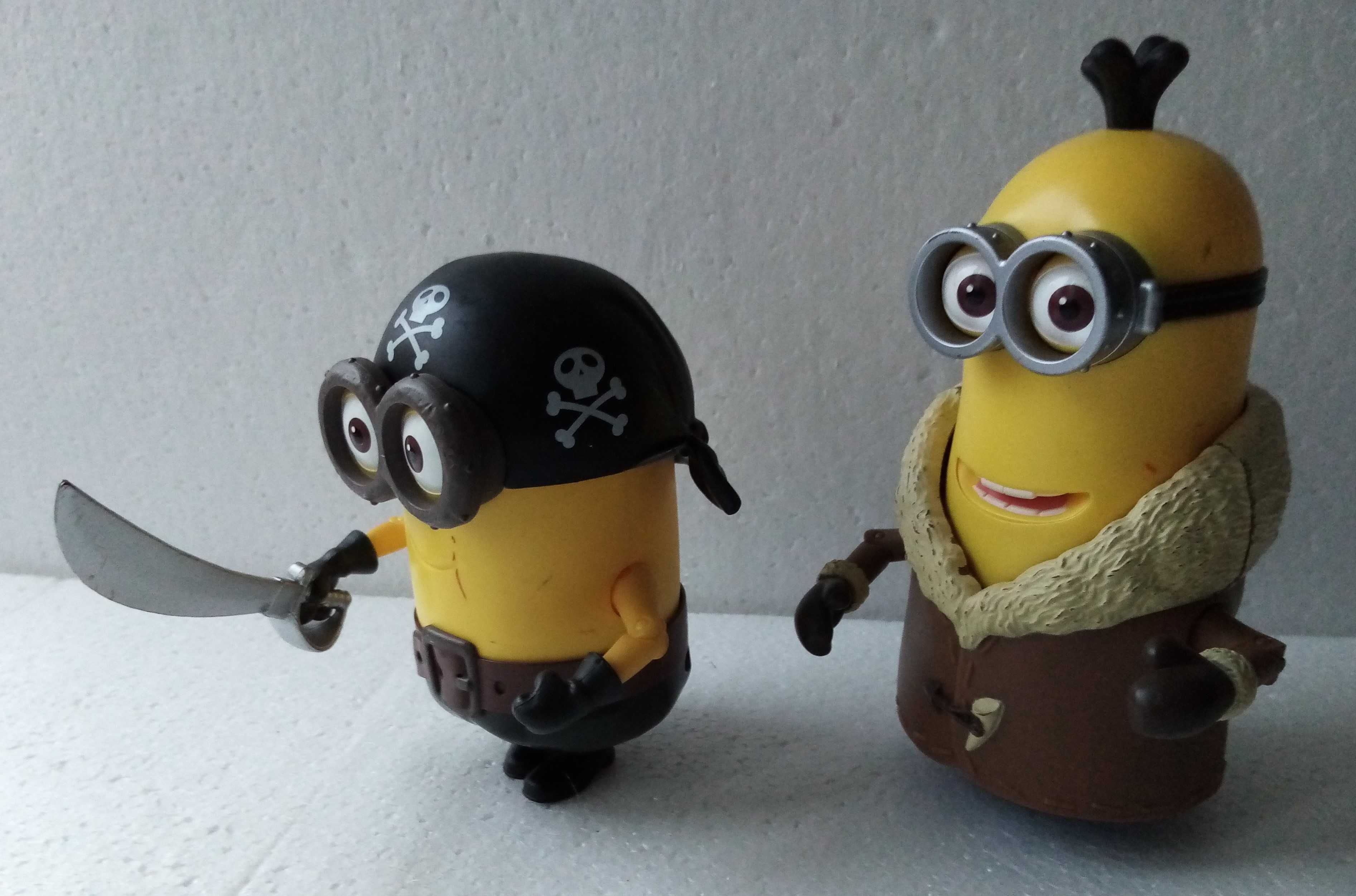 2 Minionki duże akcesoria i stroje pirat, pilot, banan, jaskiniowiec