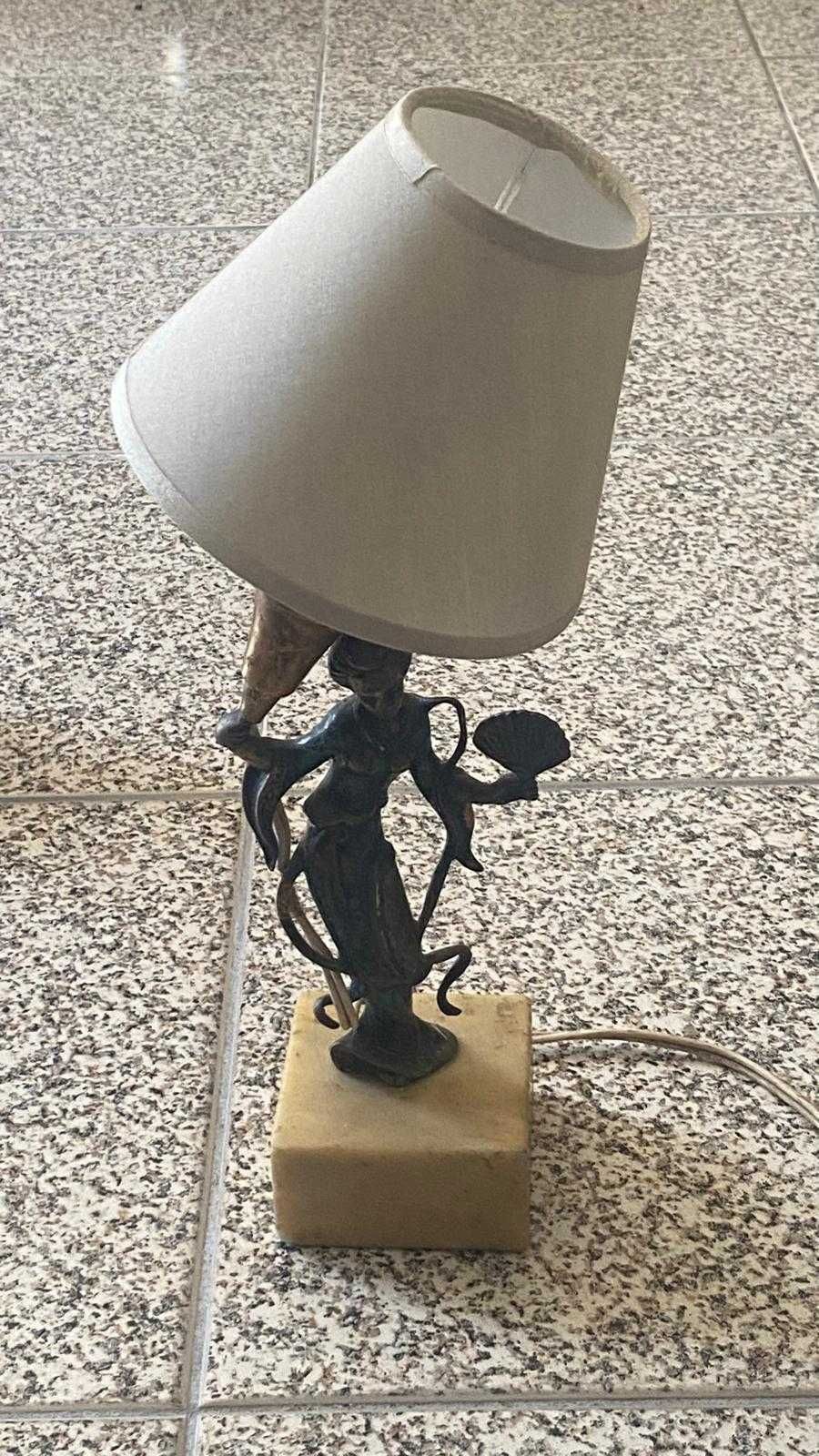 Candeeiro muito antigo em mármore e estatueta em metal.Preço de saldo