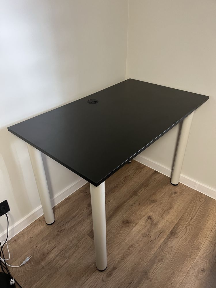Stolik biurko pod laptopa z miejscem na kable