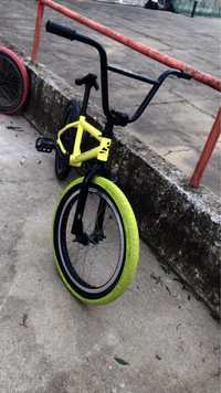 BMX ja ta com pneu verde