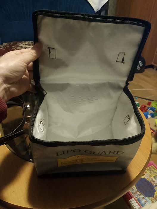 Сумка для безпечного заряду акумуляторів