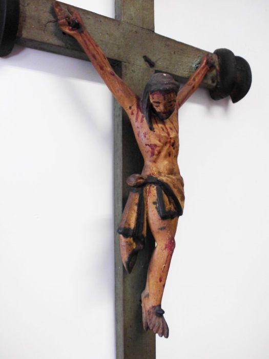 lindo antigo crucifixo em madeira