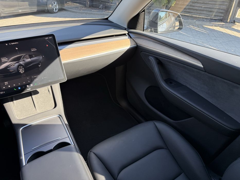 Продаю Tesla Y 2024