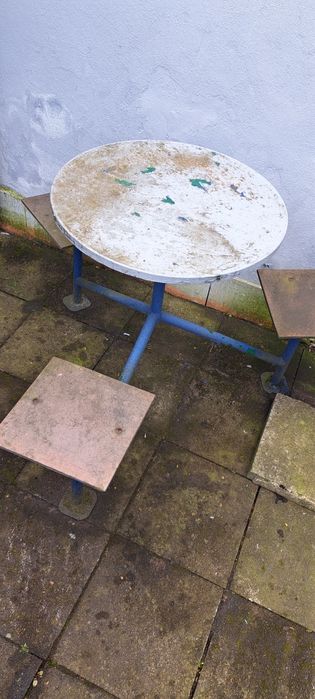 Metalowy stolik 3 krzesła do renowacji vintage