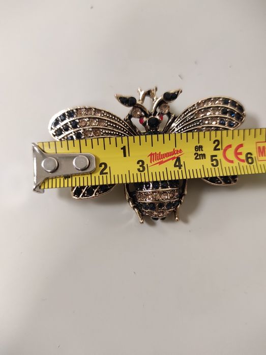 Alfinete de peito inseto