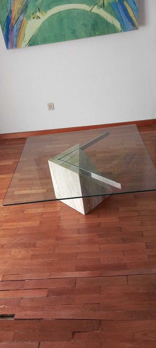Mesa de vidro, com base de mármore.