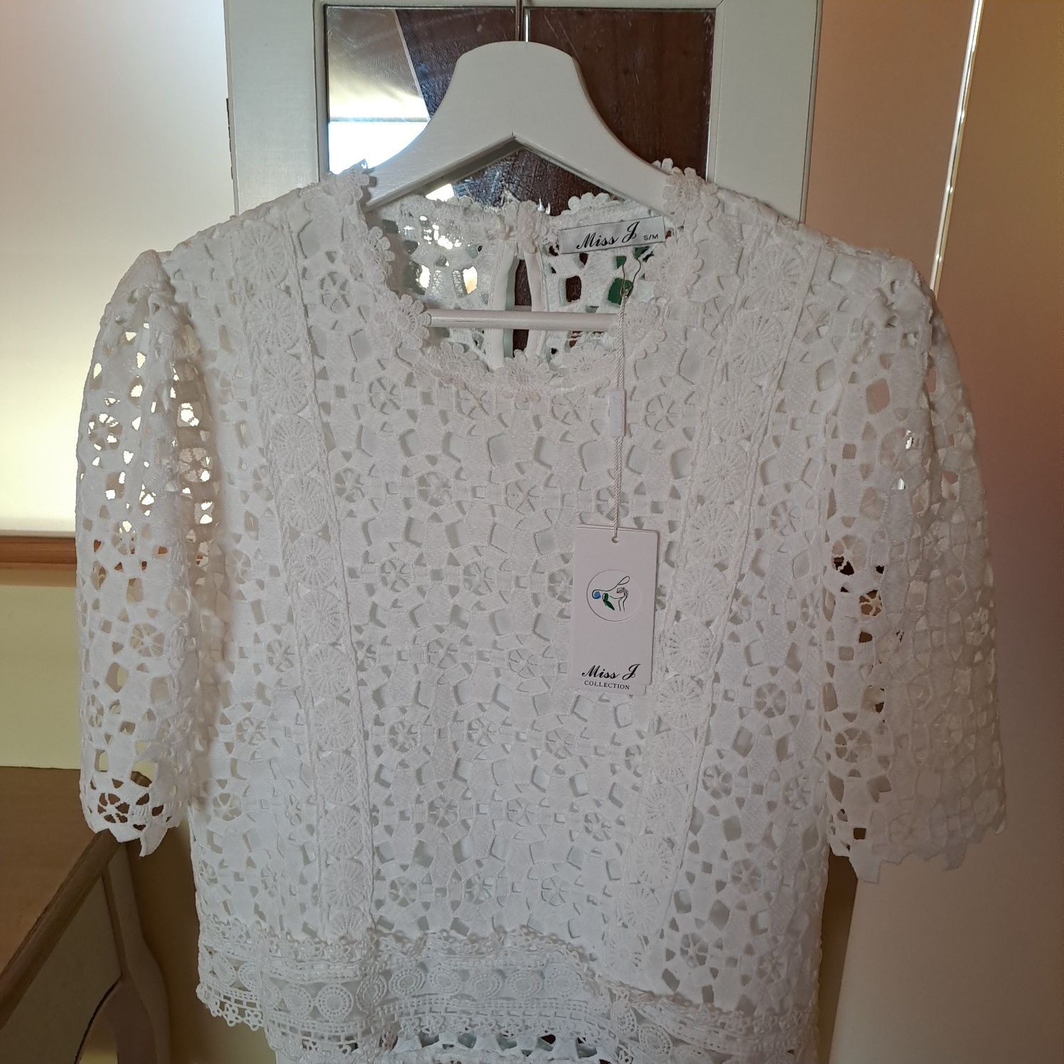 Blusa branca e creme