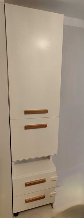 Szafka nocna regał biały słupek sypialnia z szufladami i półkami