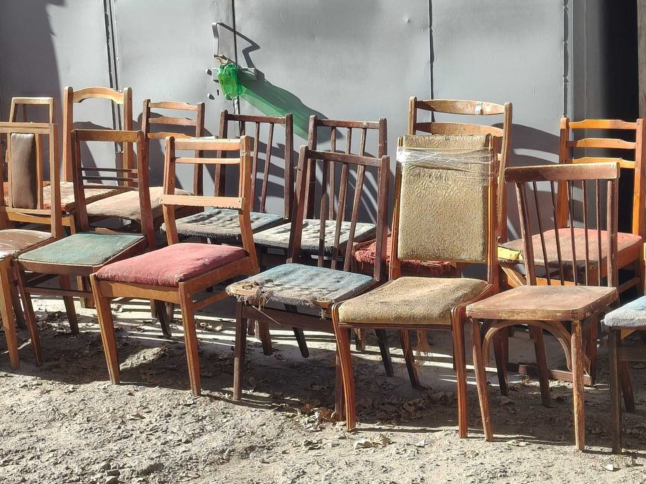 Старые простые стулья на деревянном каркасе