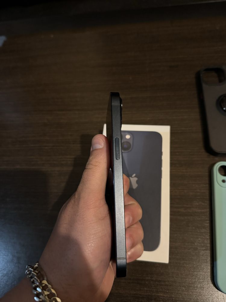 Iphone 13 praticanente novo. Oferta de varias capas