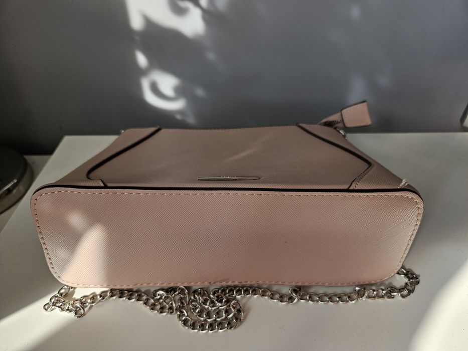 Pudroworóżowa torebka na ramię Bershka