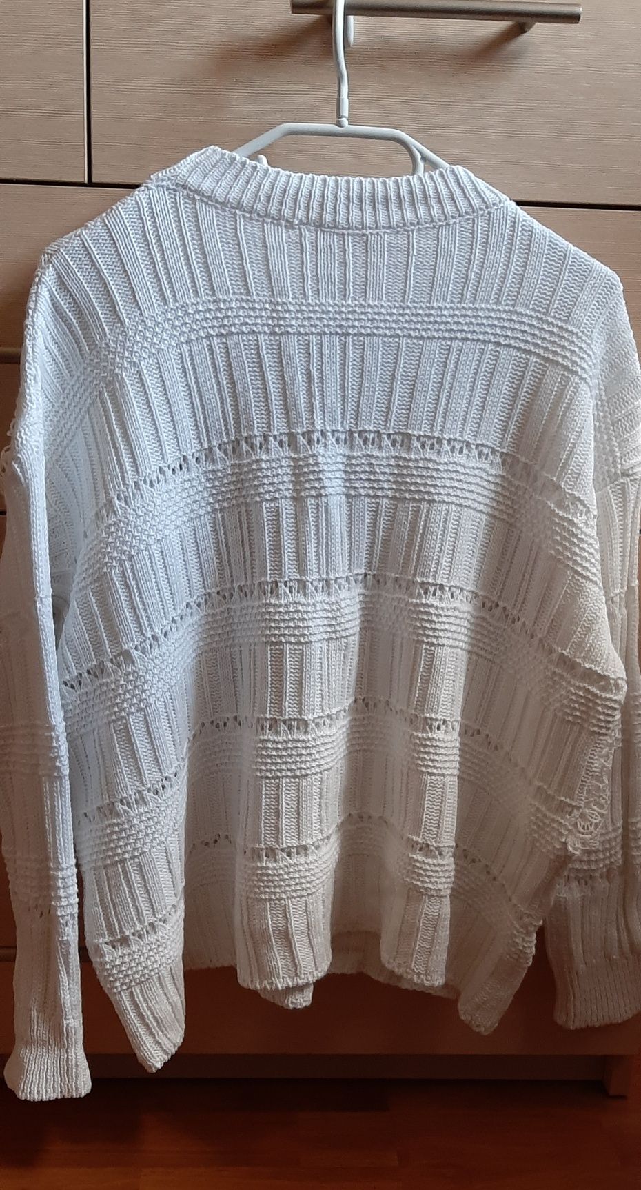 Biały sweter z koronką (nowy)