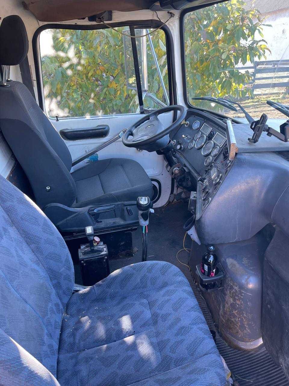 Вантажний автомобіль Ford L9000