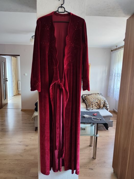 Długi, damski szlafrok wiązany z aksamitu z długimi rękawami rozm 42.