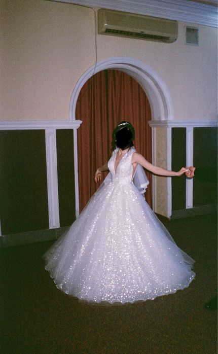 Весільна сукня блискуча