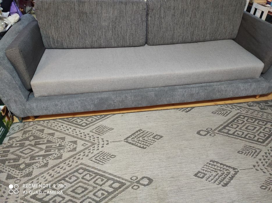 Szara kanapa z funkcją spania i pojemnikiem na pościel plus poduchy