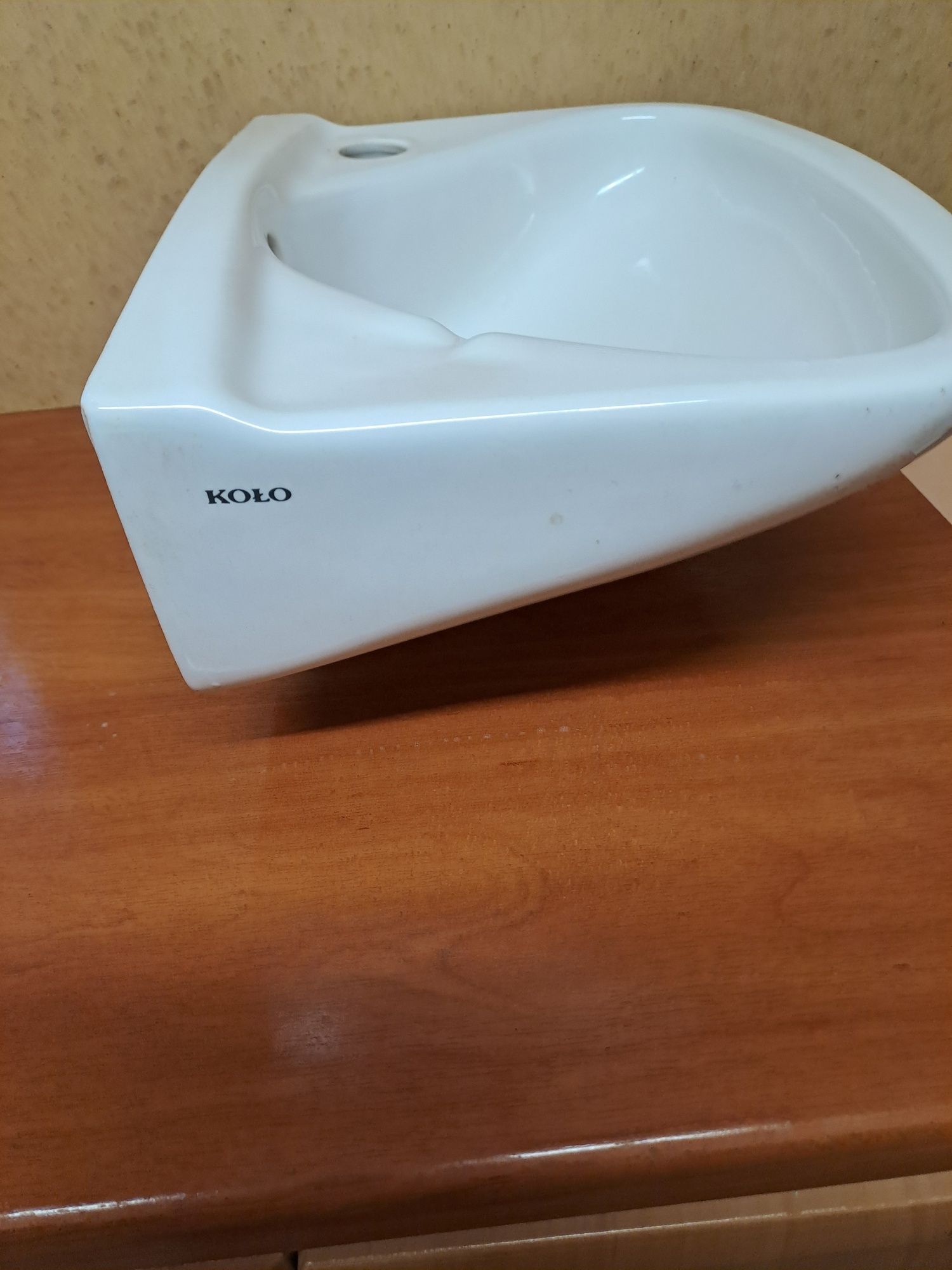 Sprzedam białą umywalkę