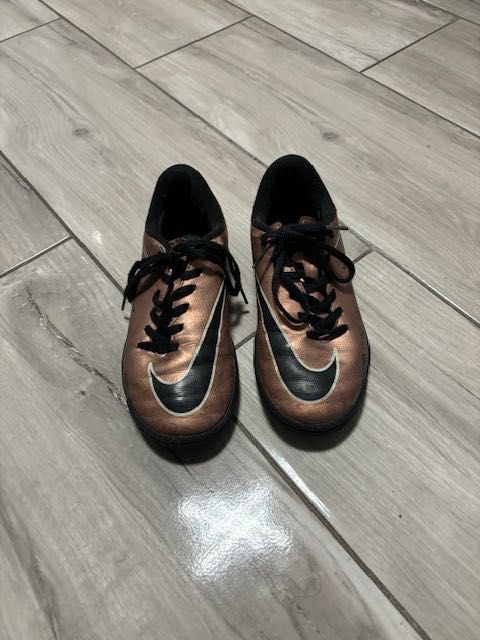 Buty Nike korki 33