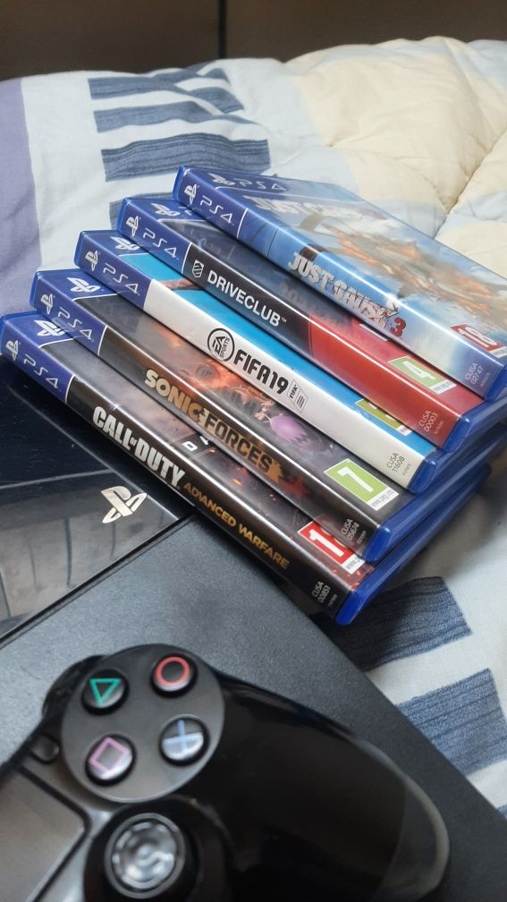 Playstation4 com comando e jogos