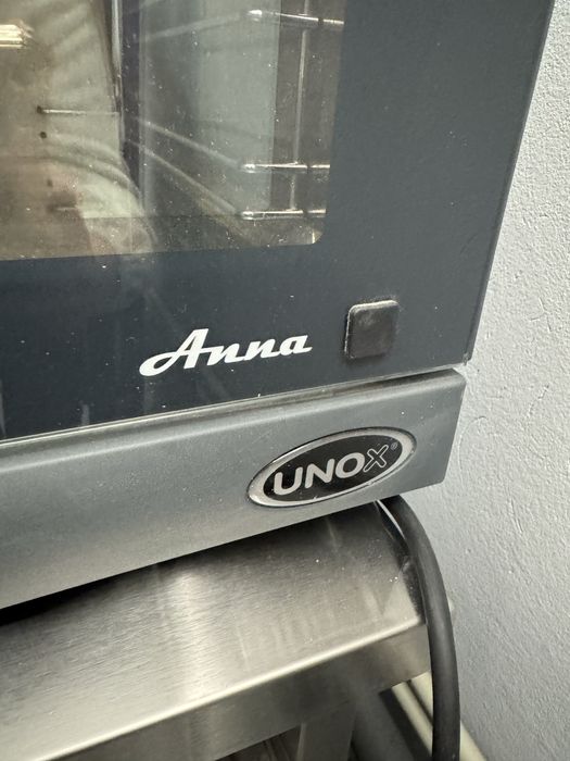 Професійна піч конвекційна UNOX з новою підставкою