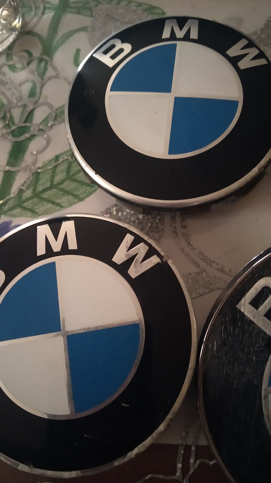 250 грн за все.Логотип BMW,в диски,в капот Б/В,за