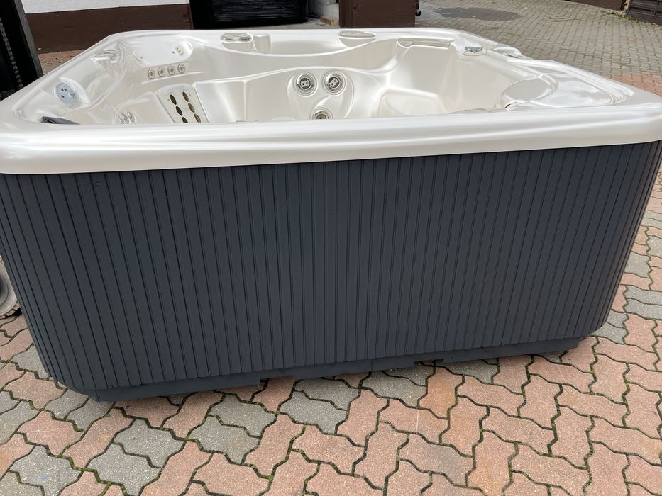 Jacuzzi ogrodowe caloroczne Hotspring BalboaGecko