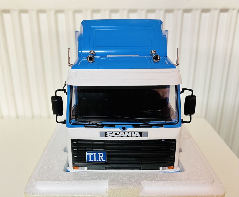 Scania 143 Streamline Road Kings skala 1:18 kolor niebiesko-biały