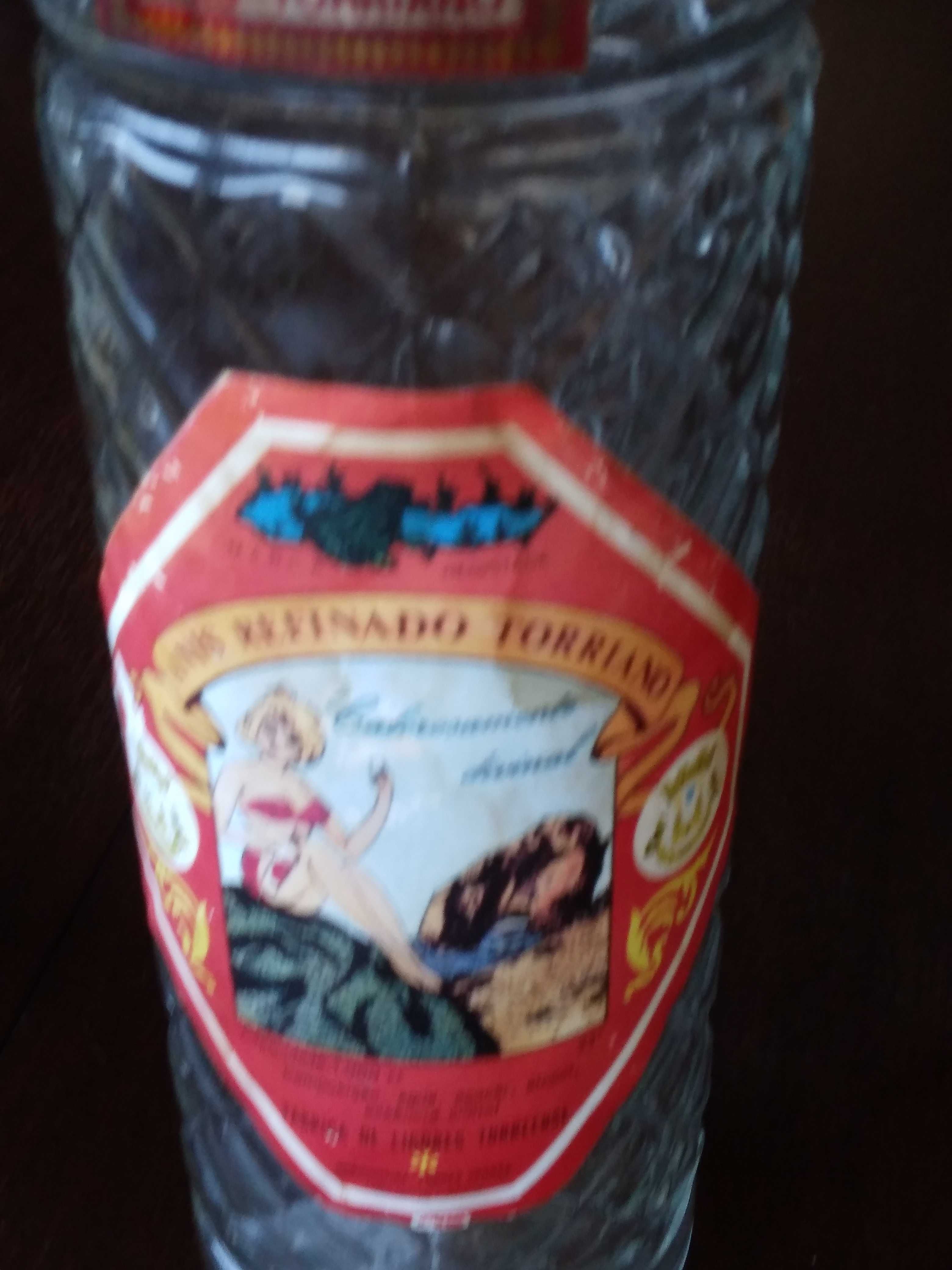Garrafas com letreiros antigos