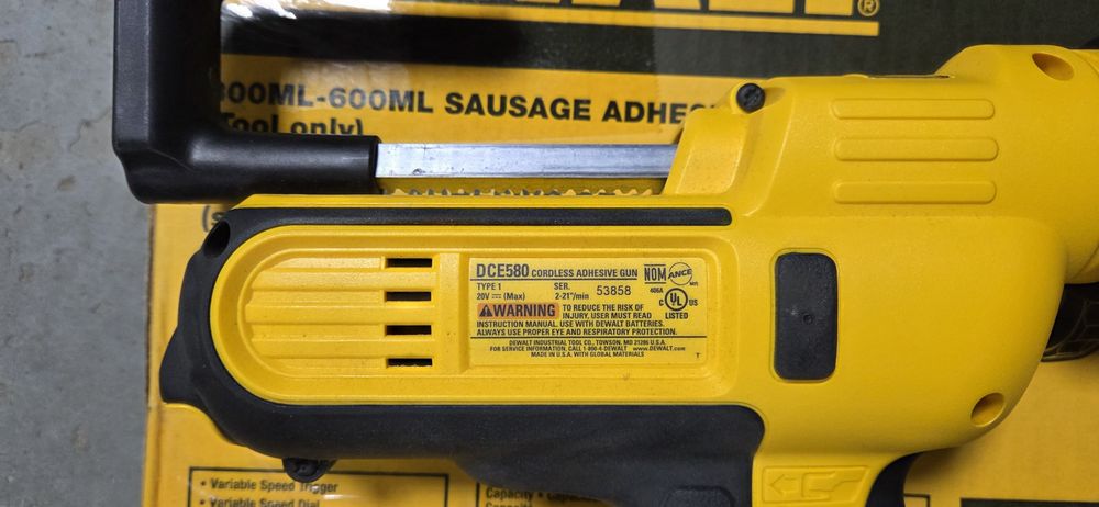 Акумуляторний пістолет DeWALT DCE580 для герметика
Особливості: