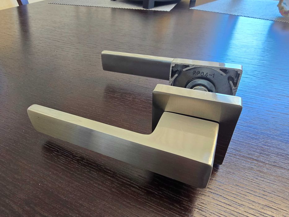 Komplet 5 klamek + 1 łazienkowa