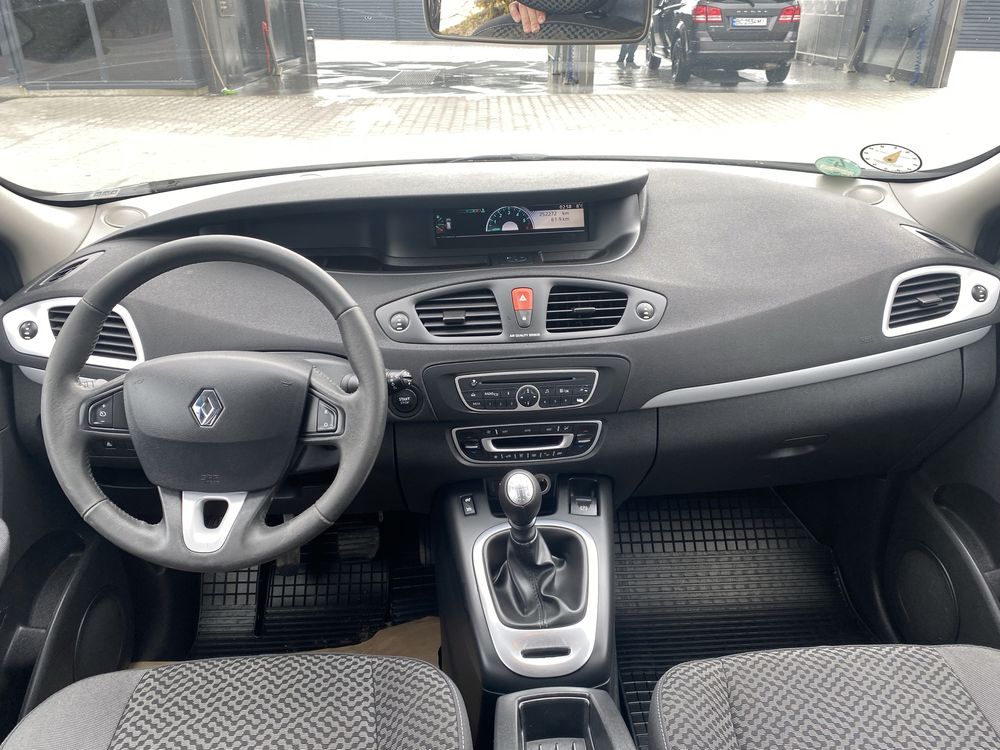 Продам Renault Grand Scenic 2011