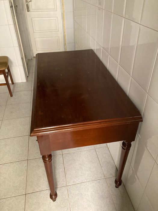 Mesa de mogno como nova