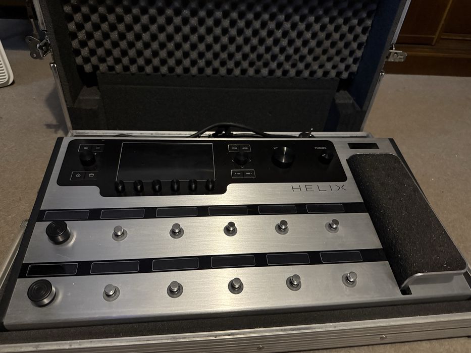 Pedaleira Line6 Helix Floor edição especial Platina